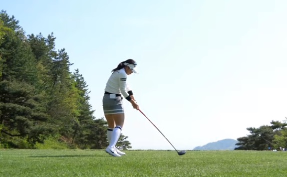 ゴルフは背中で打つと上手くなる 細かい背中の動きや感覚を理解 福岡市内 インドアゴルフレッスンスクール 天神 博多の ハイクオリティgolf Academy