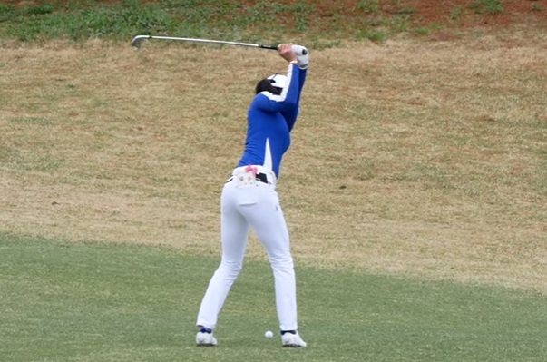 ゴルフのバックスイング始動の方法 正しい動き出しは右のお尻を後方へ引く 福岡市内 インドアゴルフレッスンスクール 天神 博多の ハイクオリティ Golf Academy